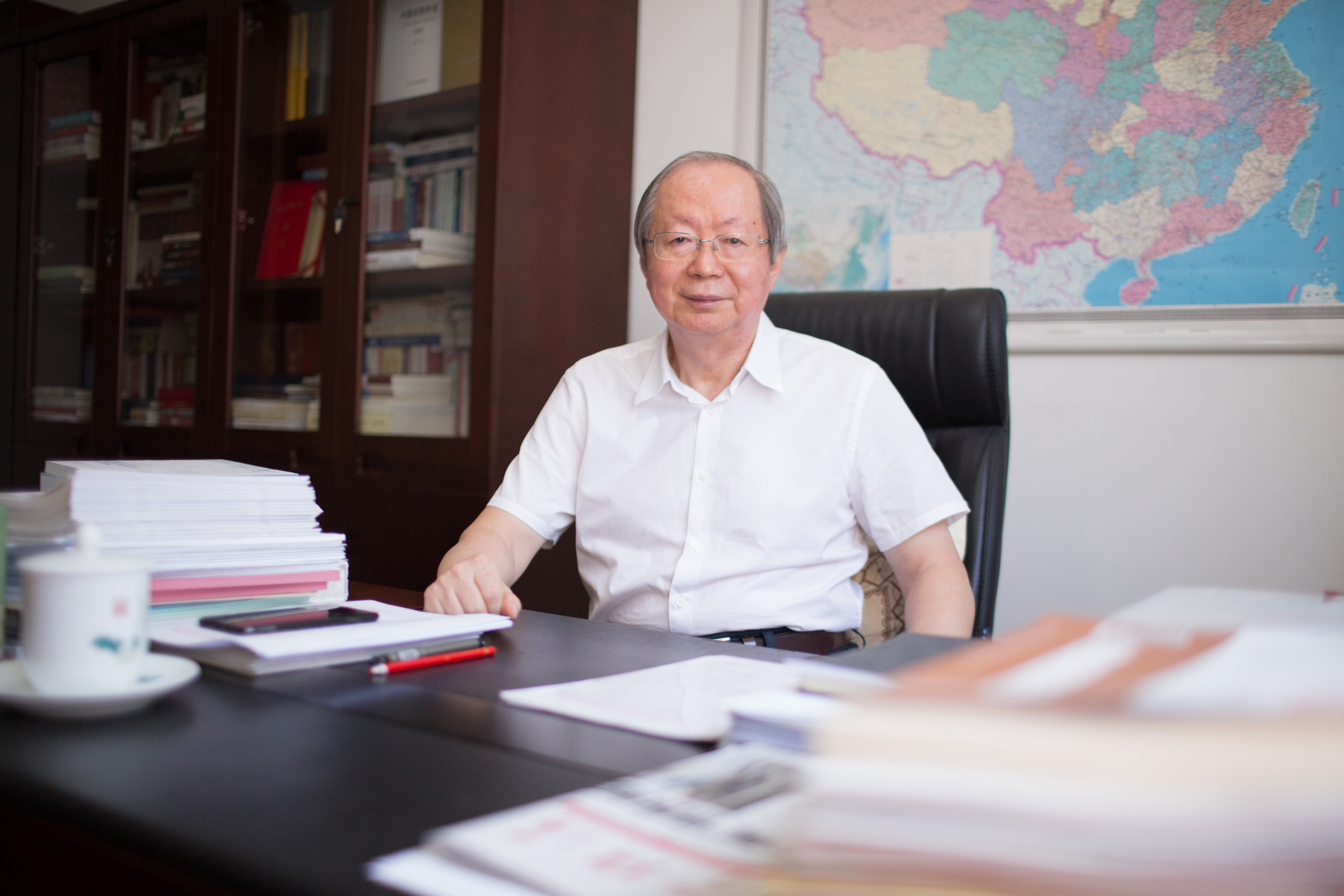 中國(guó)經(jīng)濟(jì)體制改革研究會(huì)會(huì)長(zhǎng)、十二屆全國(guó)人大財(cái)經(jīng)委副主任委員、國(guó)家發(fā)展改革委原副主任彭森&nbsp; &nbsp;澎湃新聞?dòng)浾?權(quán)義 圖