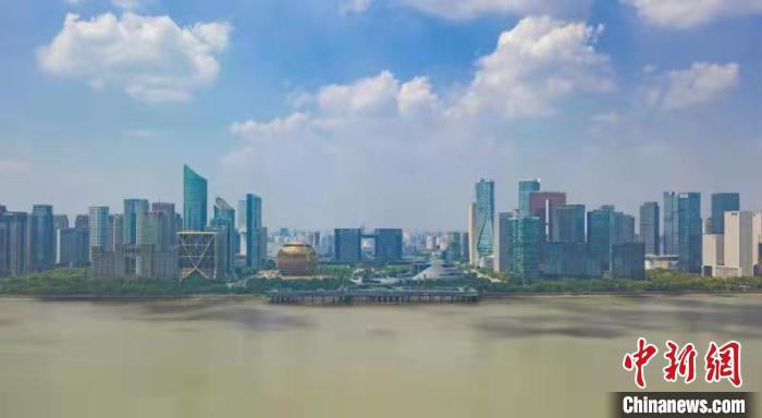 浙江杭州錢塘江畔?！⊥鮿?攝
