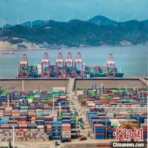 寧波舟山港作業(yè)場景。高雪峰 攝