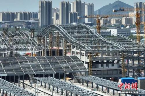 圖為航拍南沿江鐵路江陰站站房屋面鋼結(jié)構(gòu)桁架整體提升現(xiàn)場。(無人機照片) 中新社記者 泱波 攝